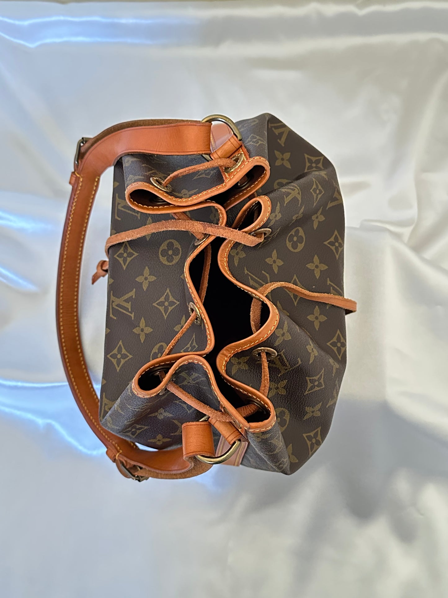 SOLD-Louis Vuitton Monogram Petite Noe M42226